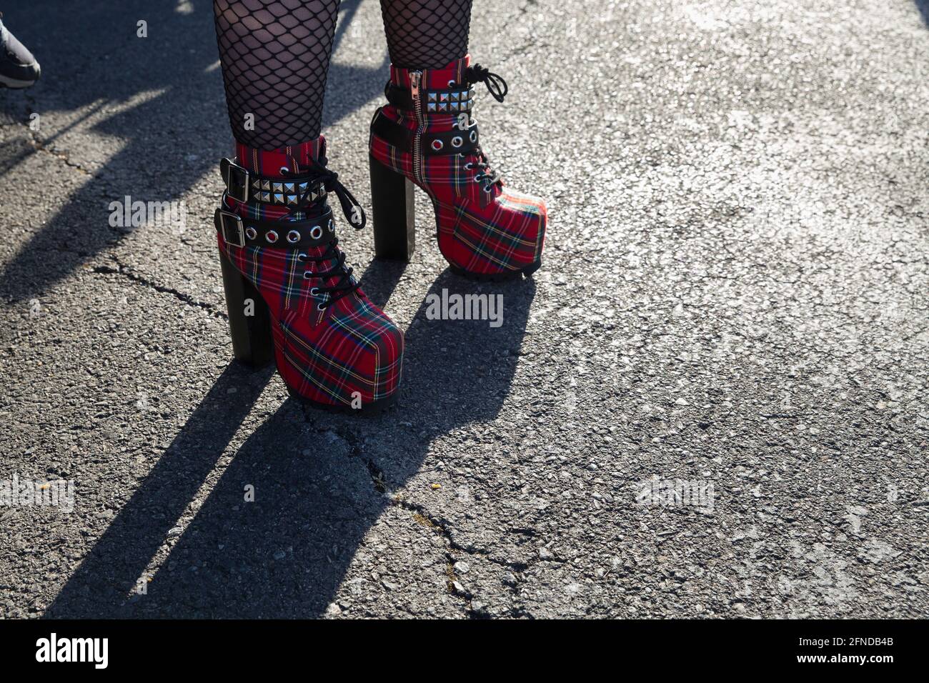 L'artista locale Jessica Wilmot indossa scarpe con tacco alto in tartan al  Drive N Drag salva 2021 a Seattle sabato 15 maggio 2021. Il supereroe loro  Foto stock - Alamy