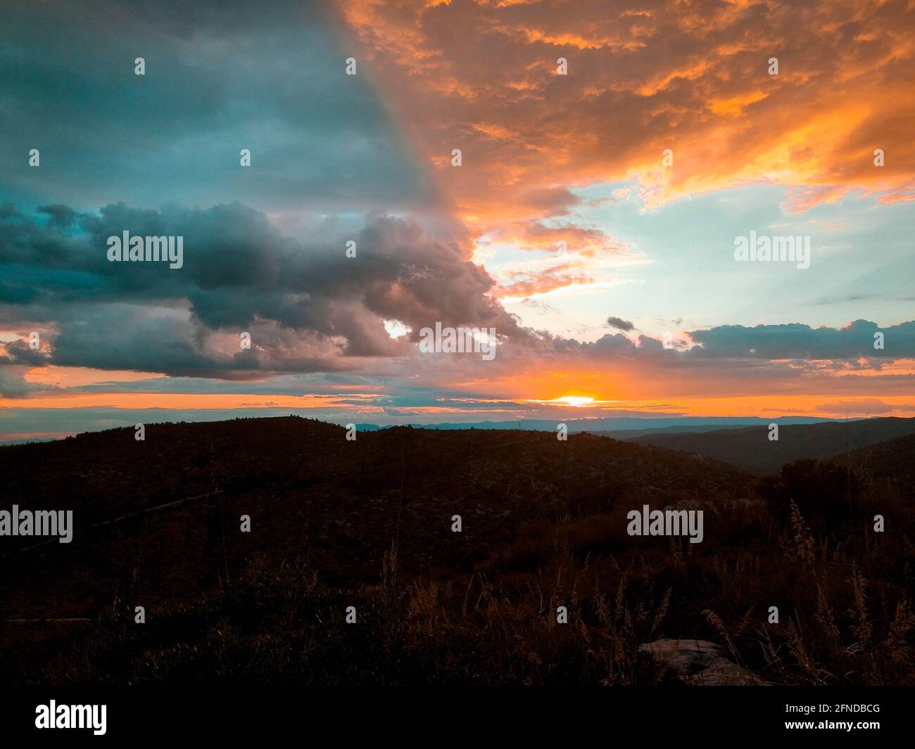 bel tramonto, con cielo nuvoloso Foto Stock