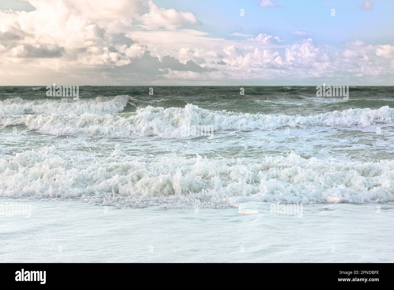 onde schiumose a causa di una tempesta leggera sul mare corri in spiaggia Foto Stock onde schiumose a causa di una tempesta leggera sul mare corri in spiaggia Foto Stock