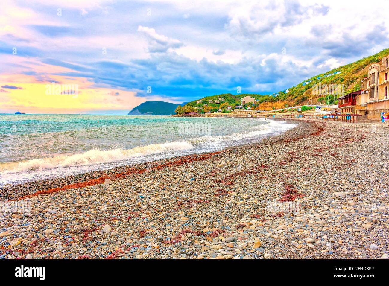 Spiaggia rocciosa sul mare prima del tramonto Foto Stock Spiaggia rocciosa sul mare prima del tramonto Foto Stock