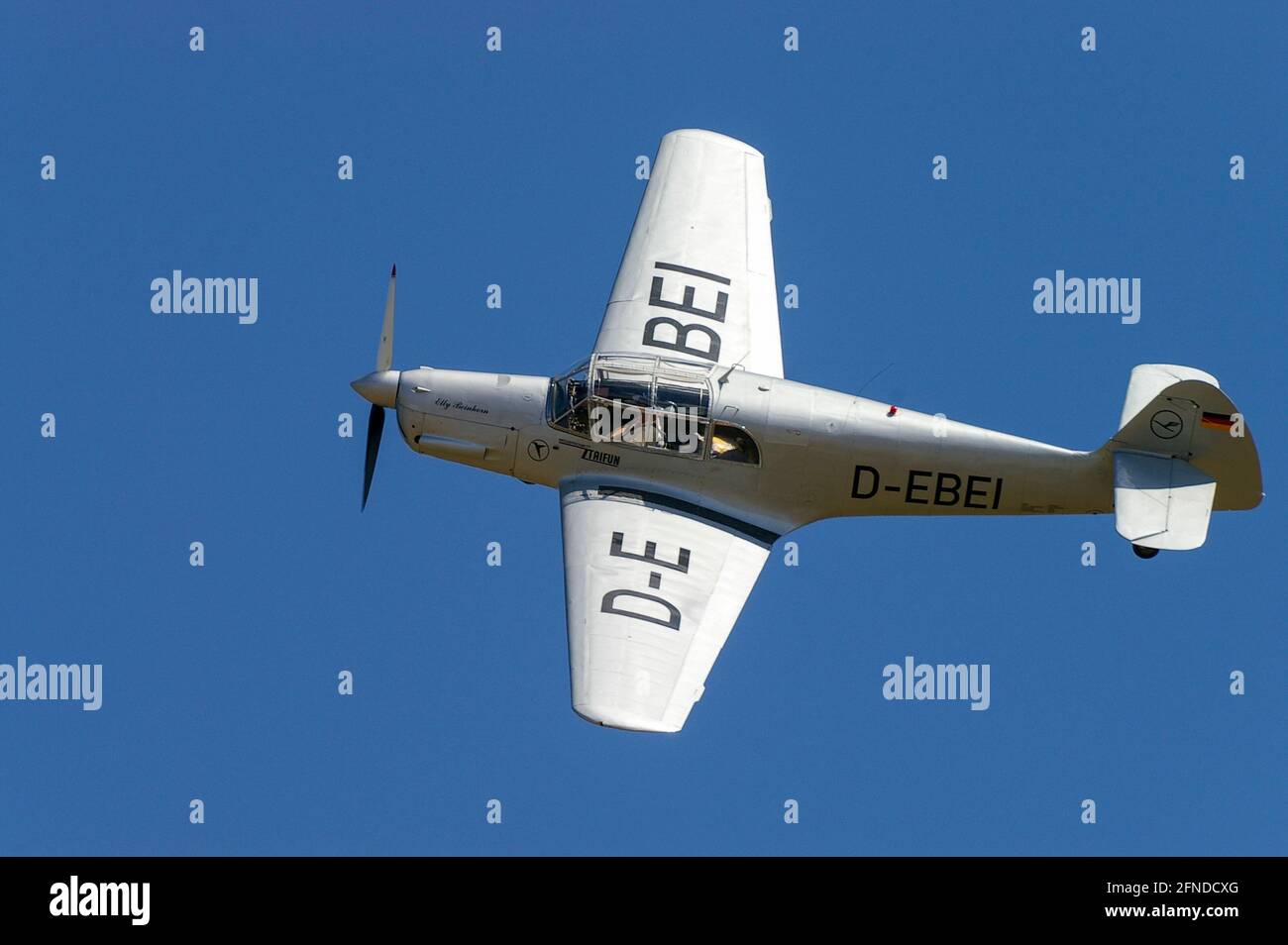 Messerschmitt BF 108 Taifun, Messerschmitt Me108, D-EBEI, volare in cielo blu ad uno spettacolo aereo. Deutsche Lufthansa Berlin-Stiftung (DLBS). aereo degli anni '30 Foto Stock