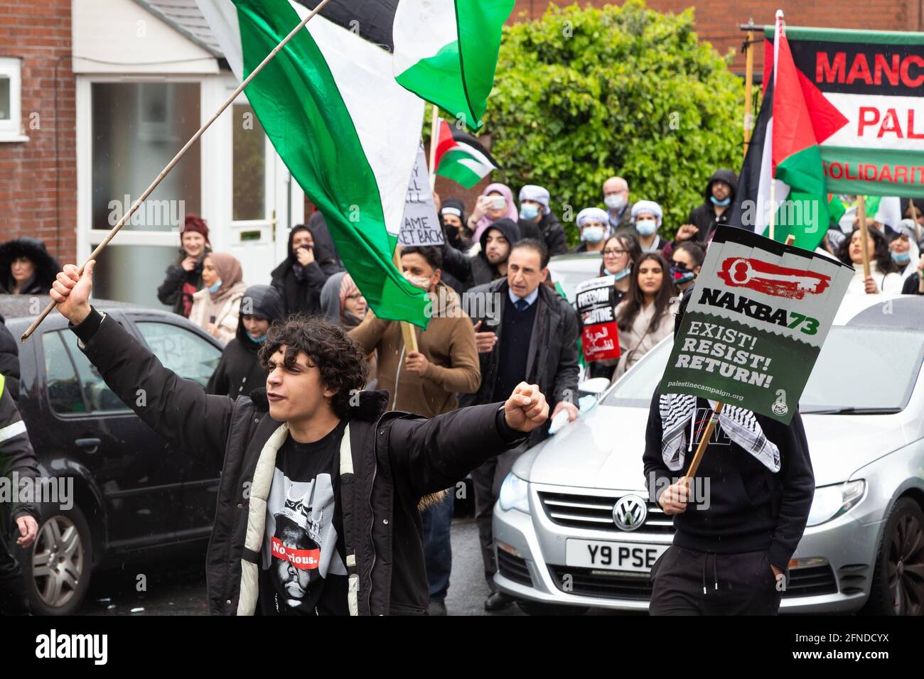 Manchester, Regno Unito. 15 maggio 2021. Centinaia di persone si sono incontrate nel Platt Field Park per marzo le strade di Manchester in solidarietà con la Palestina sabato 15 maggio 2021, tornando tra la pioggia al Platt Fields Park entro le 15, con diverse centinaia di persone ancora presenti e una scena commemorativa di tenda per rifugiati e spettacolo teatrale. Foto Stock