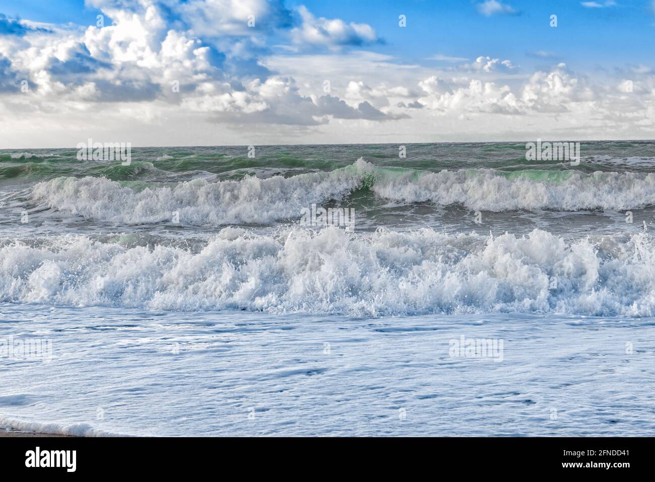 Mare con un po' di eccitazione e onde sul mare Foto Stock Mare con un po' di eccitazione e onde sul mare Foto Stock
