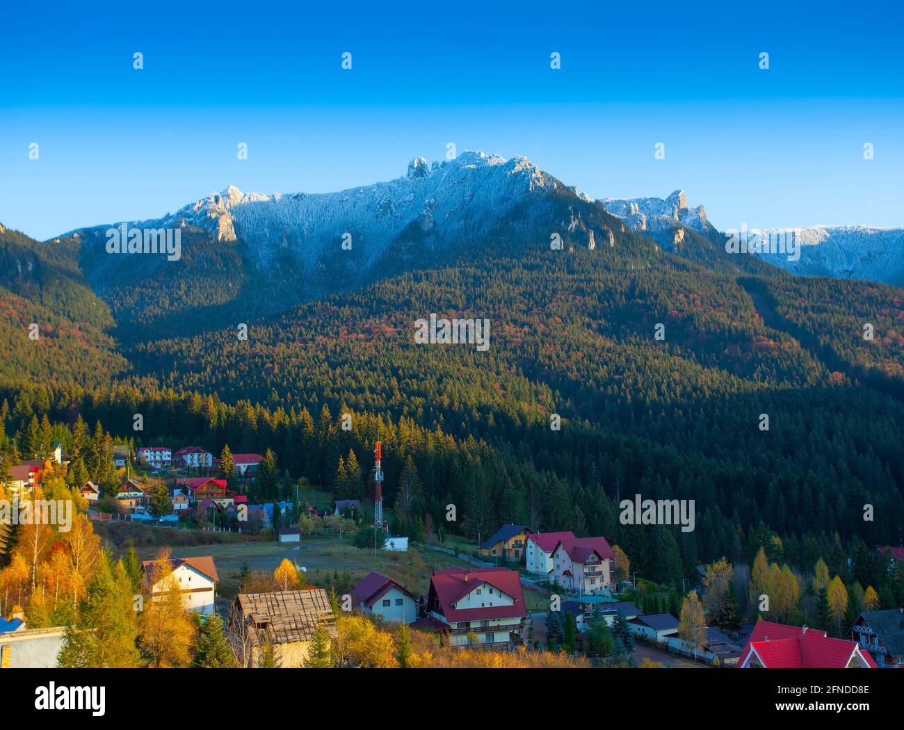 Ceahlau montagna in fine autunno visto da Durau località in rumeno Carpazi Foto Stock