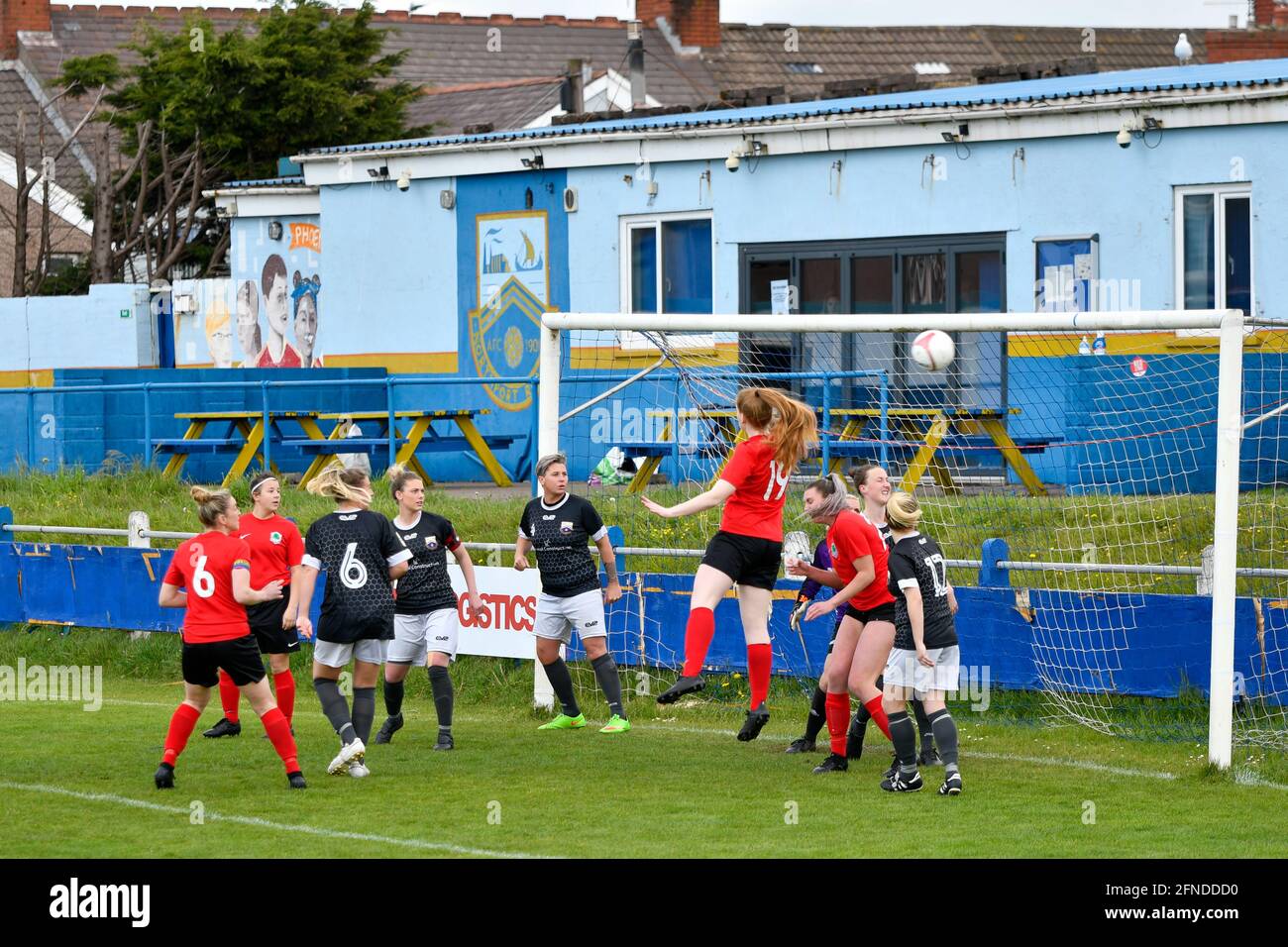 Port Talbot, Galles. 16 maggio 2021. Olivia Barnett di Cyncoed Ladies è a capo del gol durante la partita di Orchard Welsh Premier Women's League tra Port Talbot Town Ladies e Cyncoed Ladies al Victoria Road Stadium di Port Talbot, Galles, Regno Unito, il 16 maggio 2021. Credit: Duncan Thomas/Majestic Media/Alamy Live News. Foto Stock