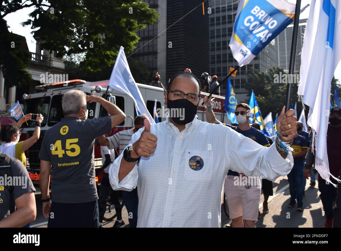 São PAULO, SP - 16.05.2021: SP SINDACO BRUNO COVAS MUORE - il Sindaco di São Paulo Bruno Covas è morto questa Domenica, (16) alle 08:20 a causa del cancro della transizione esofagea gastrica, con metastasi alla diagnosi, e le sue complicazioni dopo un lungo periodo di trattamento. Dal 2 maggio è stato ammesso all'ospedale Sírio-Libanês. Il corpo del sindaco è stato nascosto nella Sala Monumentale del Palazzo Matarazzo, sede del Municipio di São Paolo, l'ingresso è limitato ai pochi ospiti della famiglia. Il corpo è stato portato sopra un camion del fuoco in una processione che ha attraversato Foto Stock