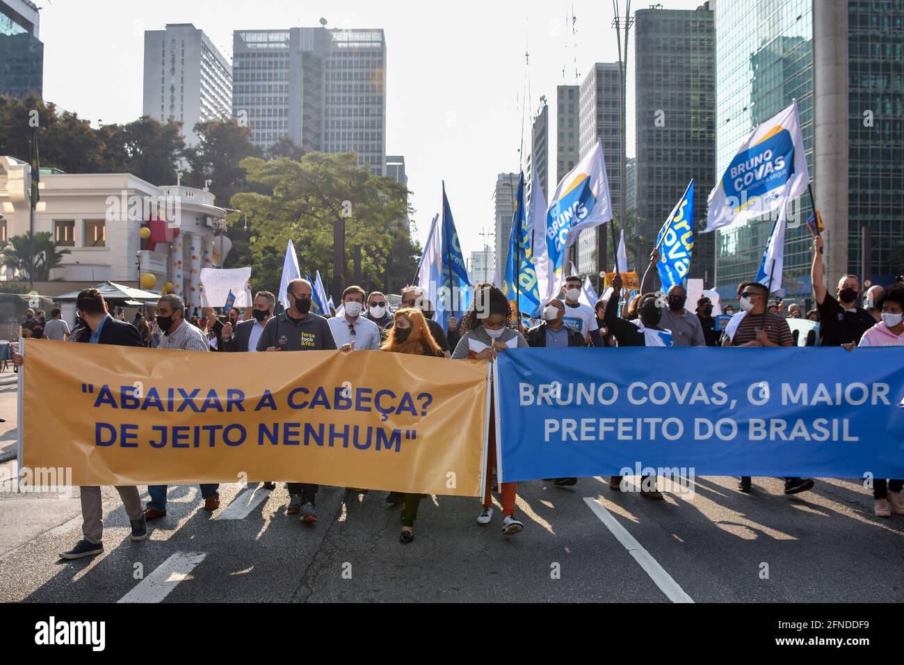 São PAULO, SP - 16.05.2021: SP SINDACO BRUNO COVAS MUORE - il Sindaco di São Paulo Bruno Covas è morto questa Domenica, (16) alle 08:20 a causa del cancro della transizione esofagea gastrica, con metastasi alla diagnosi, e le sue complicazioni dopo un lungo periodo di trattamento. Dal 2 maggio è stato ammesso all'ospedale Sírio-Libanês. Il corpo del sindaco è stato nascosto nella Sala Monumentale del Palazzo Matarazzo, sede del Municipio di São Paolo, l'ingresso è limitato ai pochi ospiti della famiglia. Il corpo è stato portato sopra un camion del fuoco in una processione che ha attraversato Foto Stock