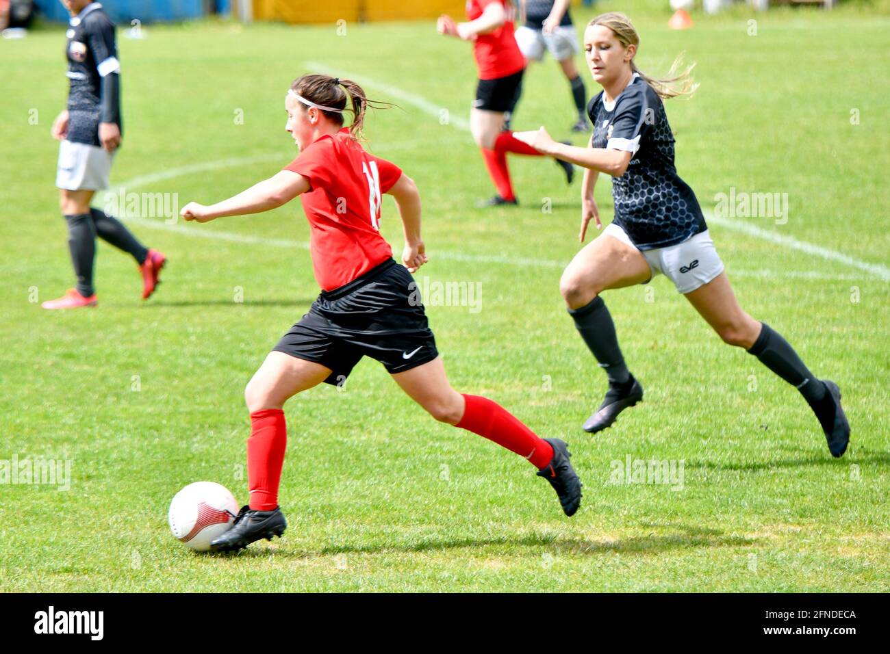 Port Talbot, Galles. 16 maggio 2021. Megan Saunders of Cyncoed Ladies sotto la pressione di Jessie Taylor di Port Talbot Town Ladies durante la partita di Orchard Welsh Premier Women's League tra Port Talbot Town Ladies e Cyncoed Ladies al Victoria Road Stadium di Port Talbot, Galles, Regno Unito, il 16 maggio 2021. Credit: Duncan Thomas/Majestic Media/Alamy Live News. Foto Stock