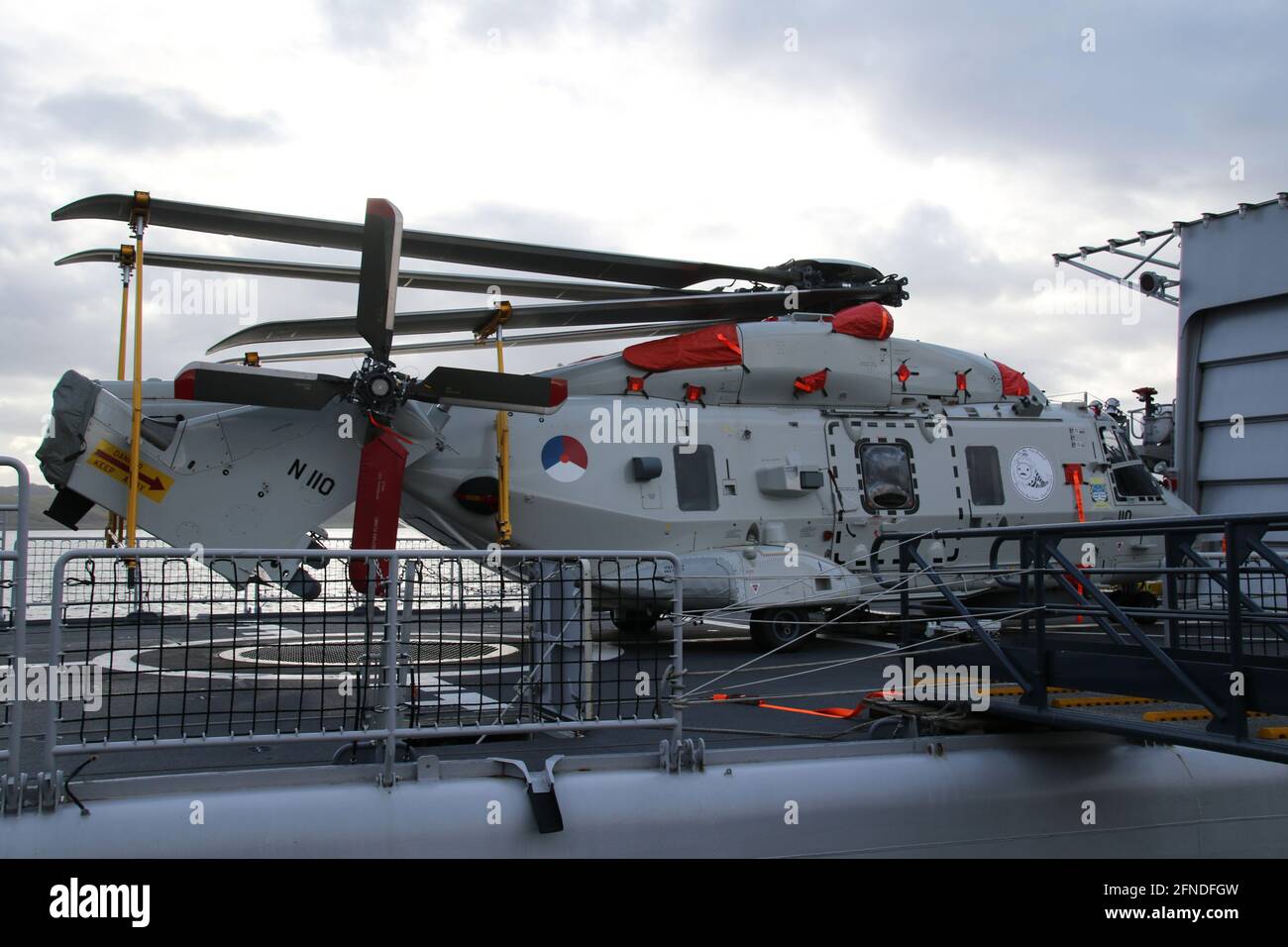 N-110, NH Industries NH-90NFH gestito dalla Royal Netherlands Navy, a bordo di HNLMS Van Amstel (F831). La nave è ormeggiato al molo di Fairlie per partecipare agli esercizi militari Strike Warrior, Joint Warrior 21-1, e formidabile Shield 2021. Foto Stock