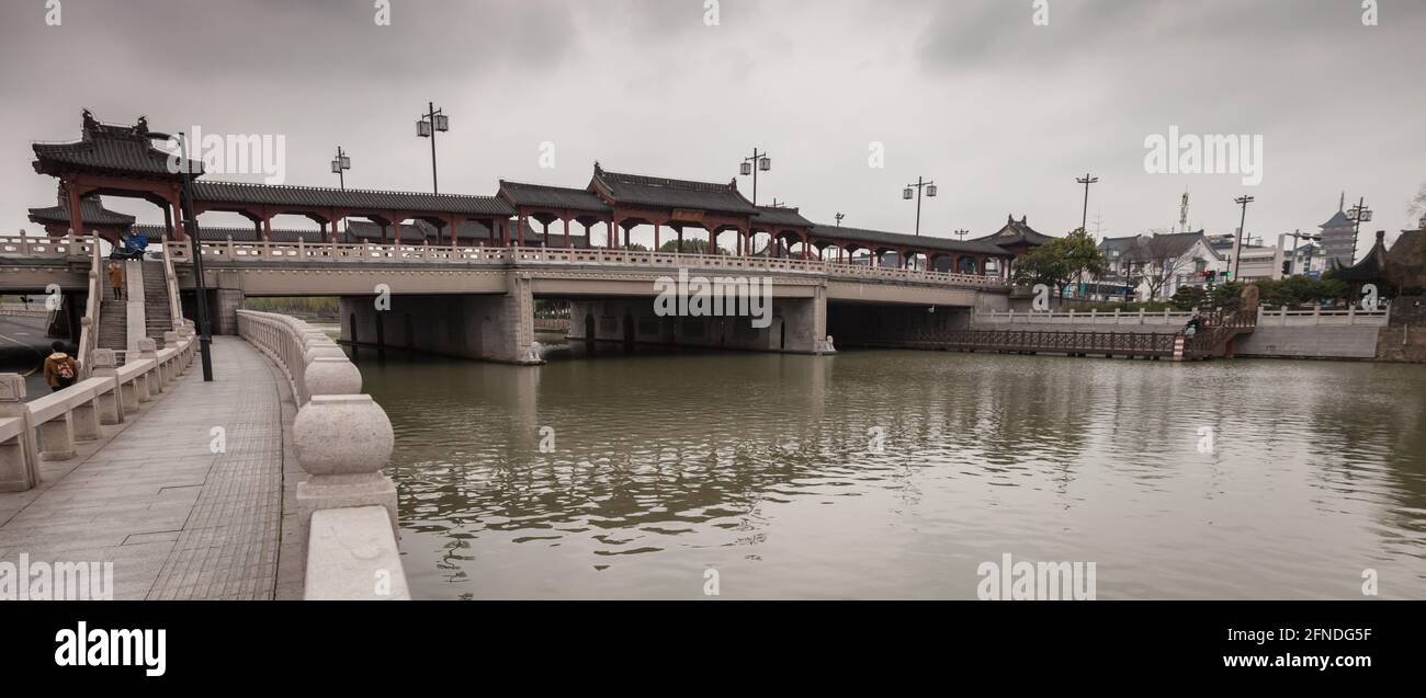 Renmin Road Bridge, Suzhou, il più ampio ponte stradale che attraversa l'antico fossato Foto Stock