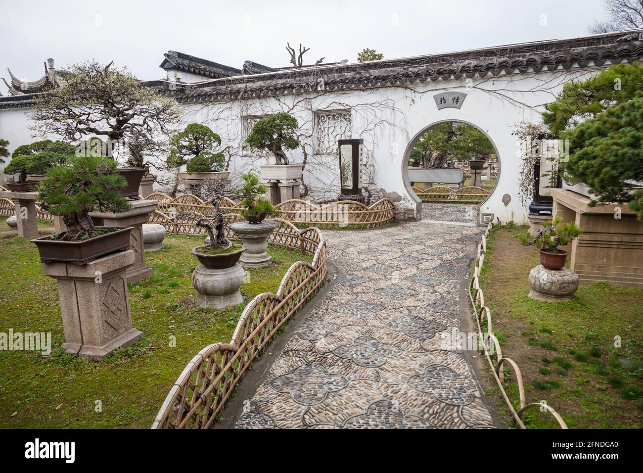 Una vista all'interno dell'umile Giardino dell'Amministratore a Suzhou, un sito patrimonio dell'umanità dell'UNESCO Foto Stock