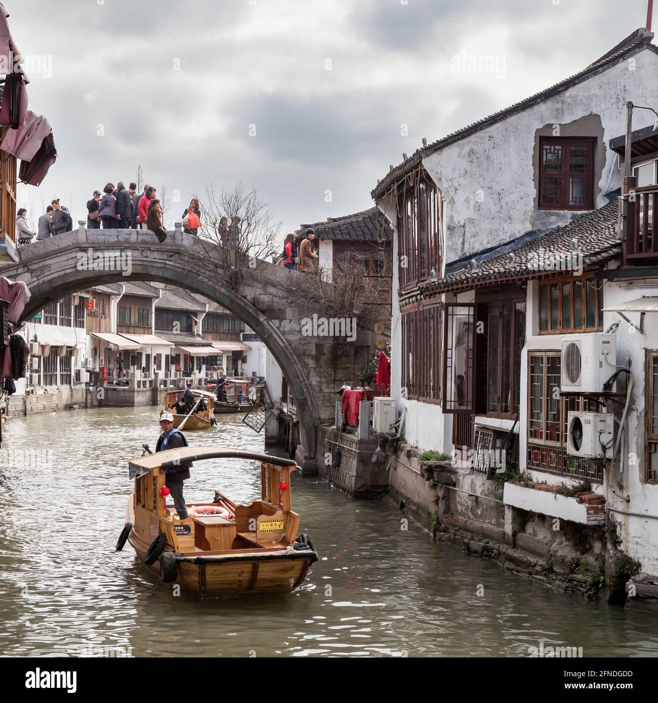 Trasporto d'acqua sotto il ponte nell'antica città di Shanghai Zhuijiaojiao Foto Stock