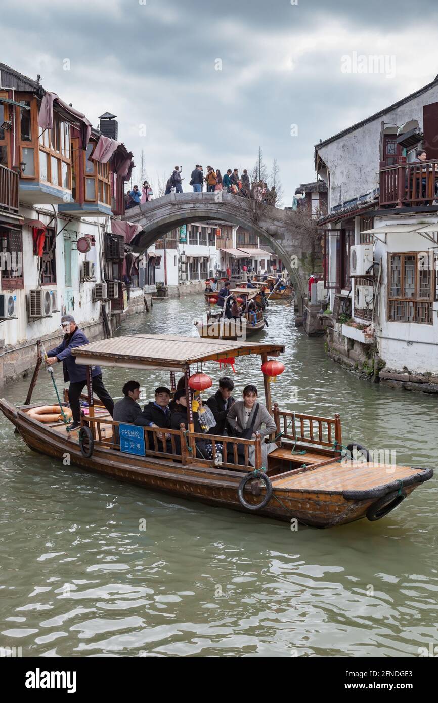 I turisti cinesi prendono una gondola nell'antica città di Shanghai Di Zhuijiaojiao Foto Stock