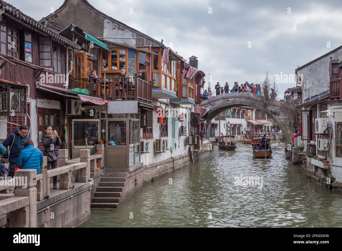 Fiume e scena ponte di turisti cinesi nel antico Shanghai Città di Zhuijiaojiao Foto Stock