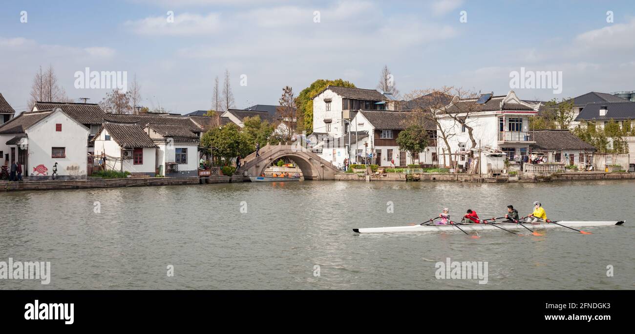 Vogatori sul fiume Dianpu visto dall'antica Shanghai Città di Zhuijiaojiao Foto Stock