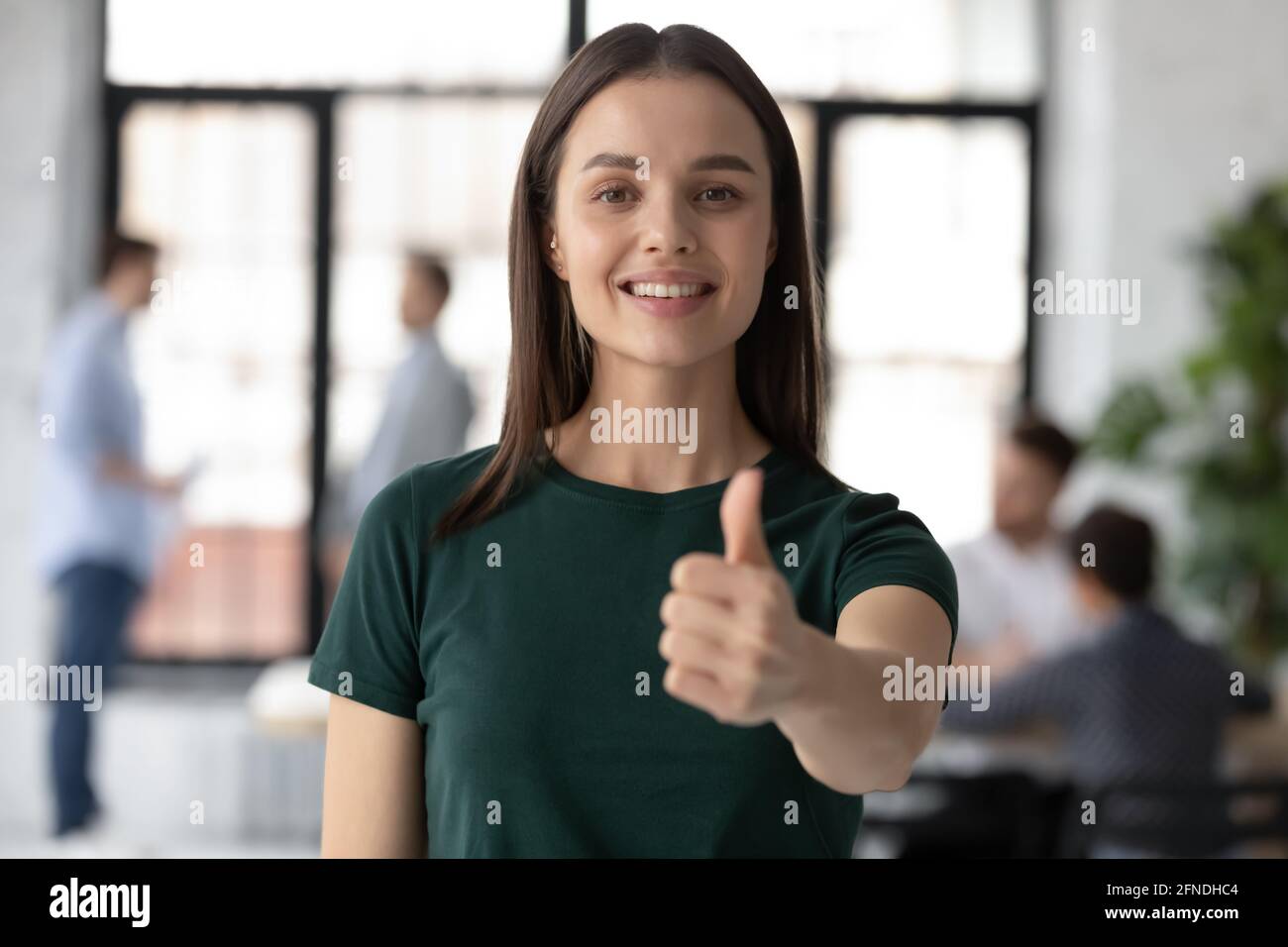 Ritratto fotografico di un dipendente felice che consiglia un programma di stage Foto Stock