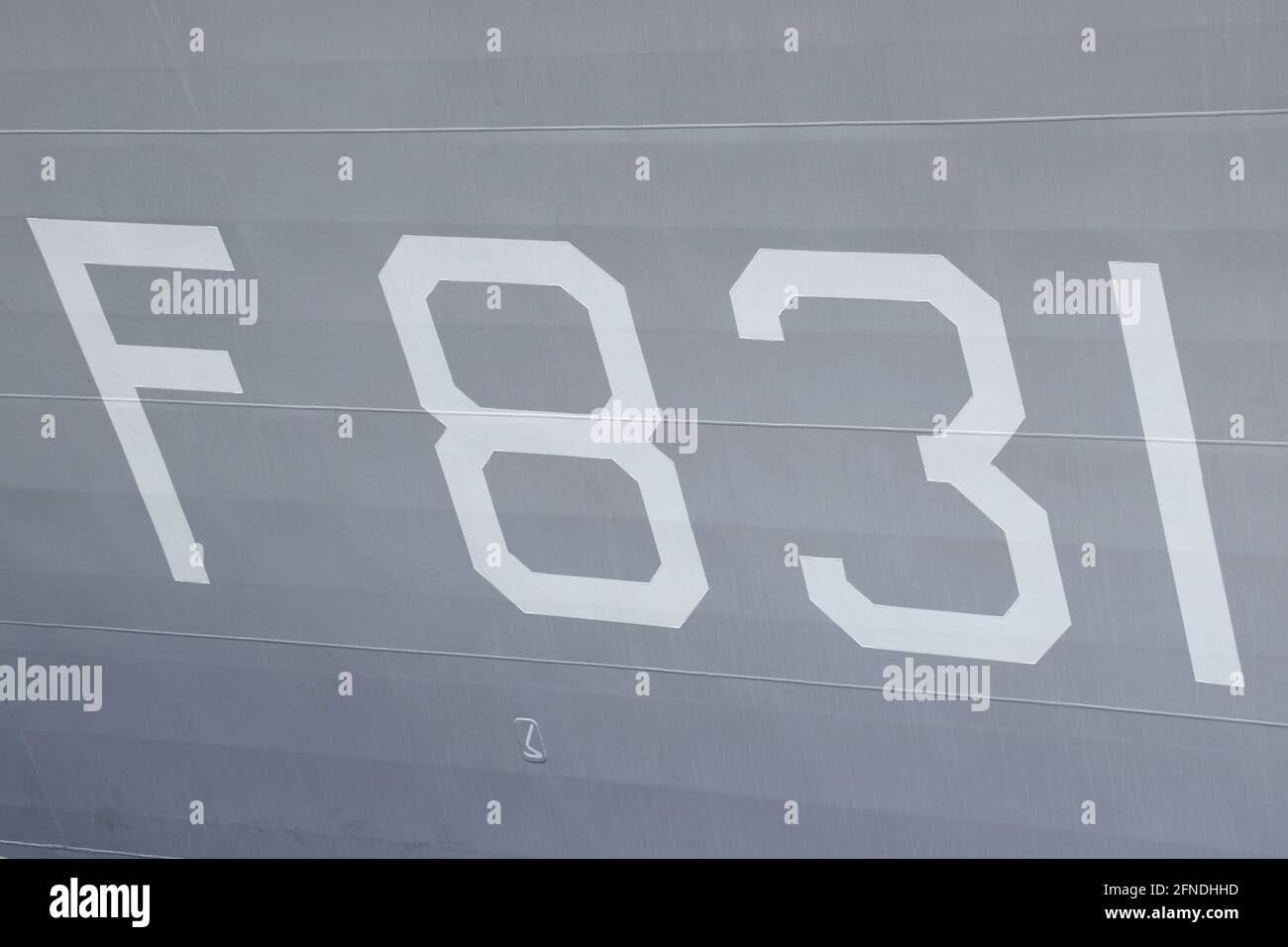 Il numero del pennant sul lato tribordo di HNLMS Van Amstel, una fregata polivalente di classe Karel Doorman gestita dalla Royal Netherlands Navy, al molo di Fairlie sul Firth di Clyde. La fregata è sul Clyde per partecipare agli esercizi militari Strike Warrior, Joint Warrior 21-1, e formidabile Shield 2021. Foto Stock