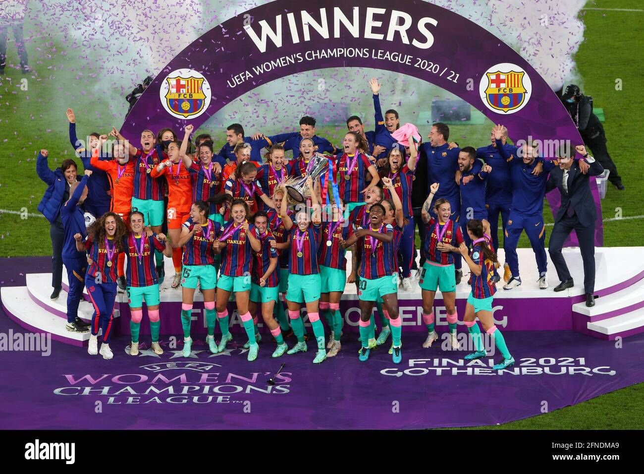 Goteborg, Svezia. 16 maggio 2021. I giocatori di Barcellona festeggiano la loro vittoria con il trofeo alla cerimonia dopo la FINALE della UEFA Womens Champions League 2021 tra il Chelsea FC e il FC Barcelona al Gamla Ullevi di Gothenburg, Svezia. Credit: SPP Sport Press Photo. /Alamy Live News Foto Stock