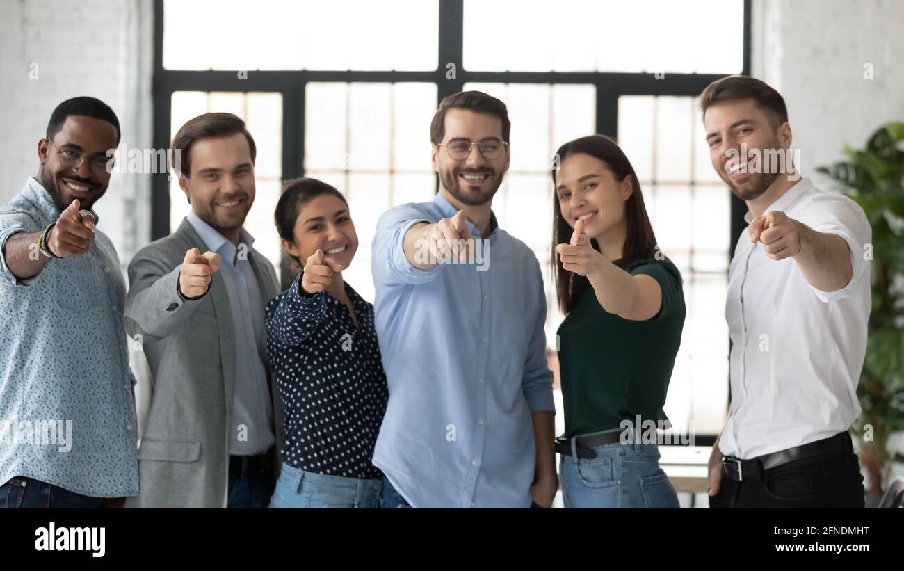 Abbiamo bisogno di voi. Gruppo professionale e sicuro che punta alla telecamera Foto Stock