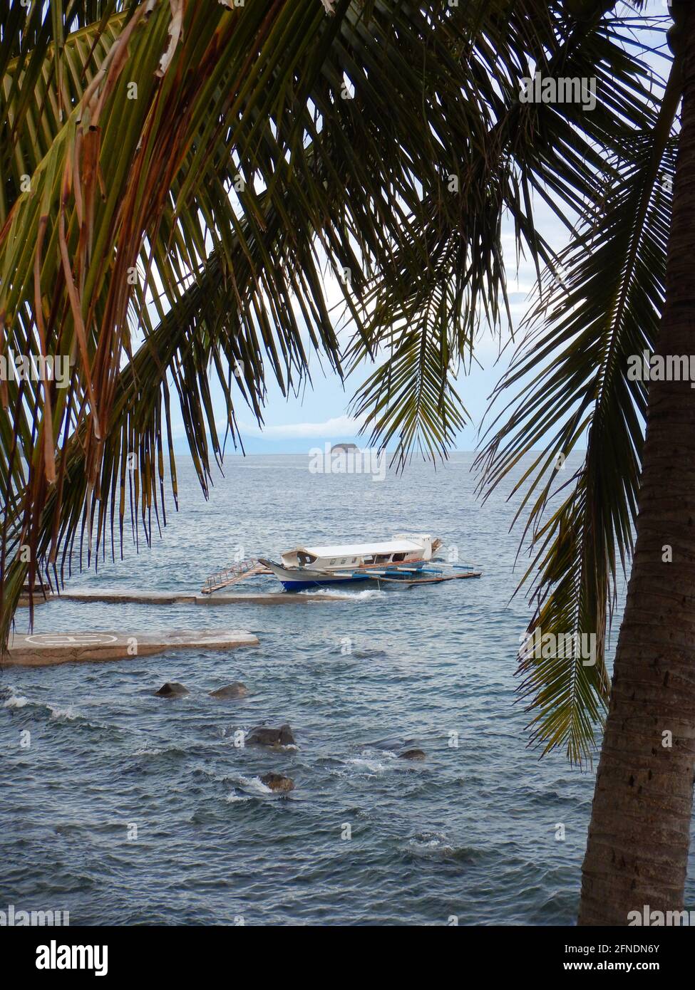 Riva rocciosa vicino a Eagle Point, Batangas, Lozon, Filippine Foto Stock