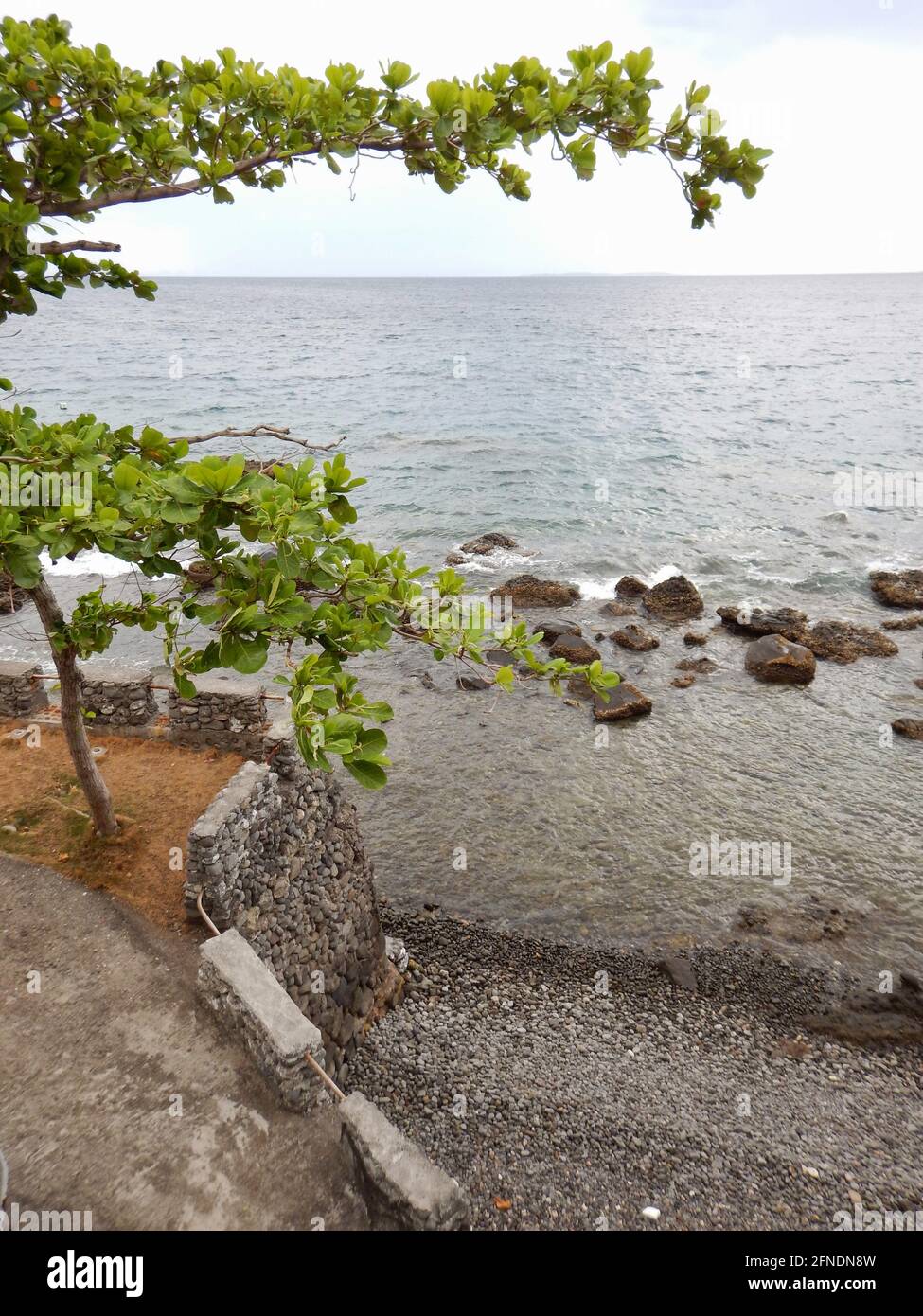 Riva rocciosa vicino a Eagle Point, Batangas, Lozon, Filippine Foto Stock