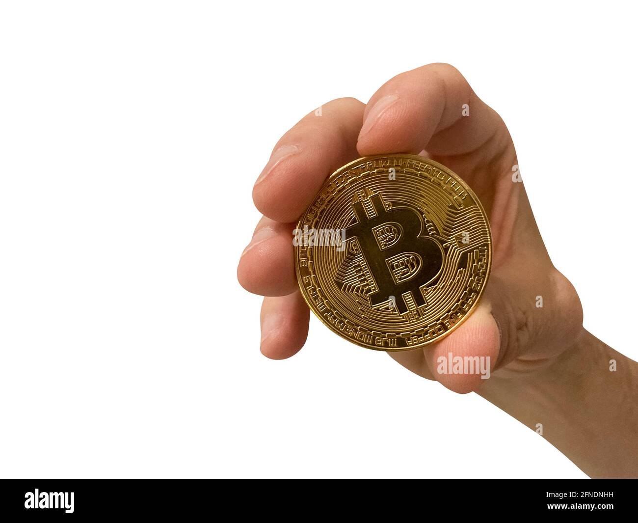 Moneta gettone Bitcoin nella mano della donna isolata su sfondo bianco Foto Stock