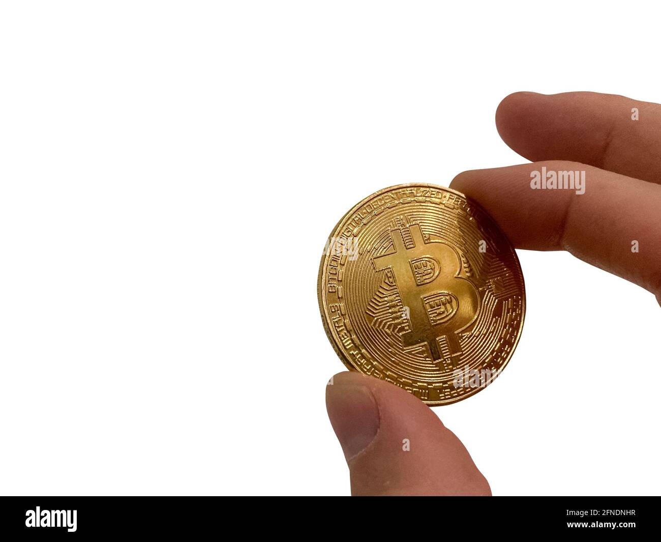 Moneta di Bitcoin d'oro nelle mani dell'uomo isolata su sfondo bianco Foto Stock