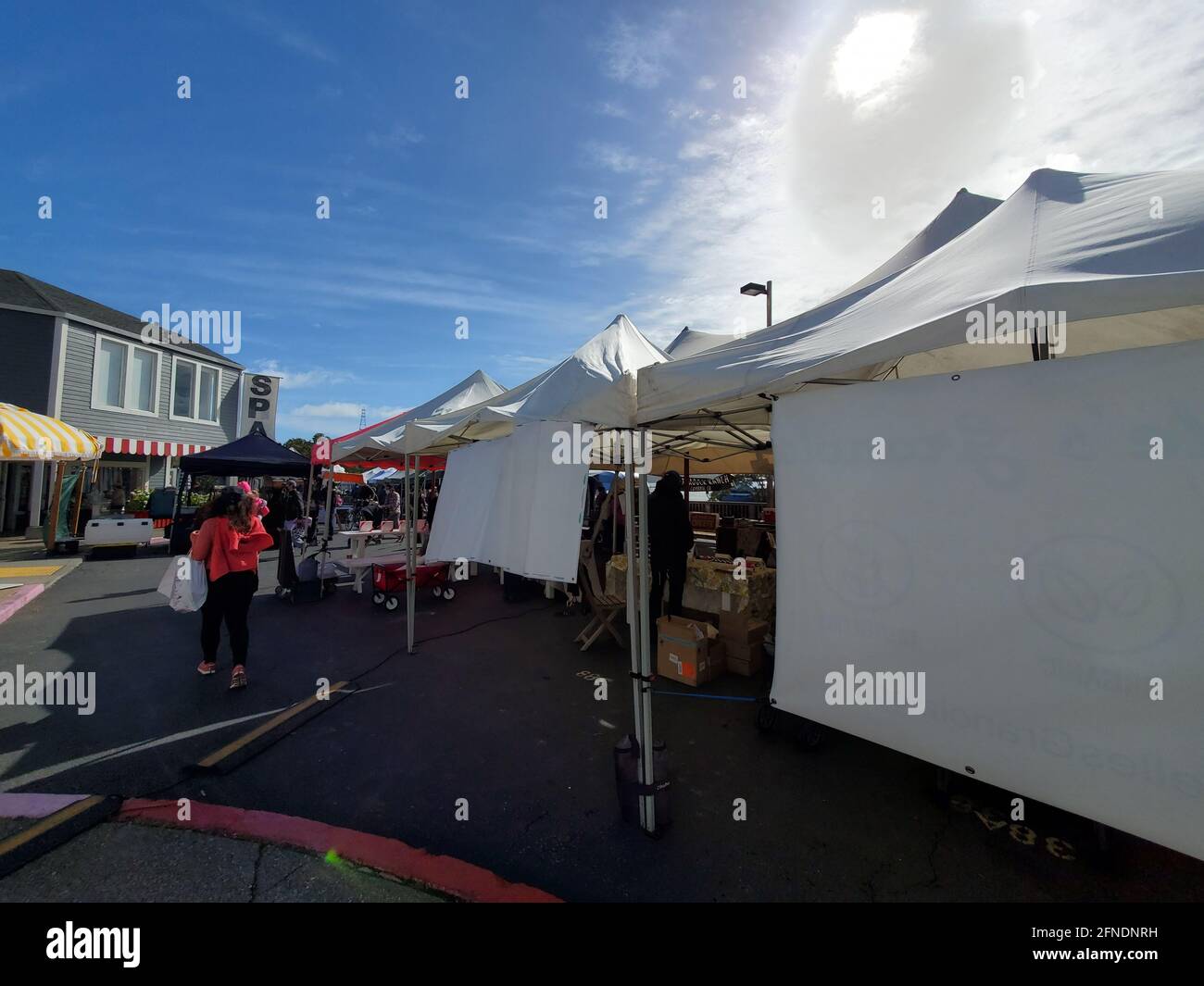 Fotografia di tende a baldacchino bianche in un mercato agricolo a Larkspur, California, 13 febbraio 2021. () Foto Stock
