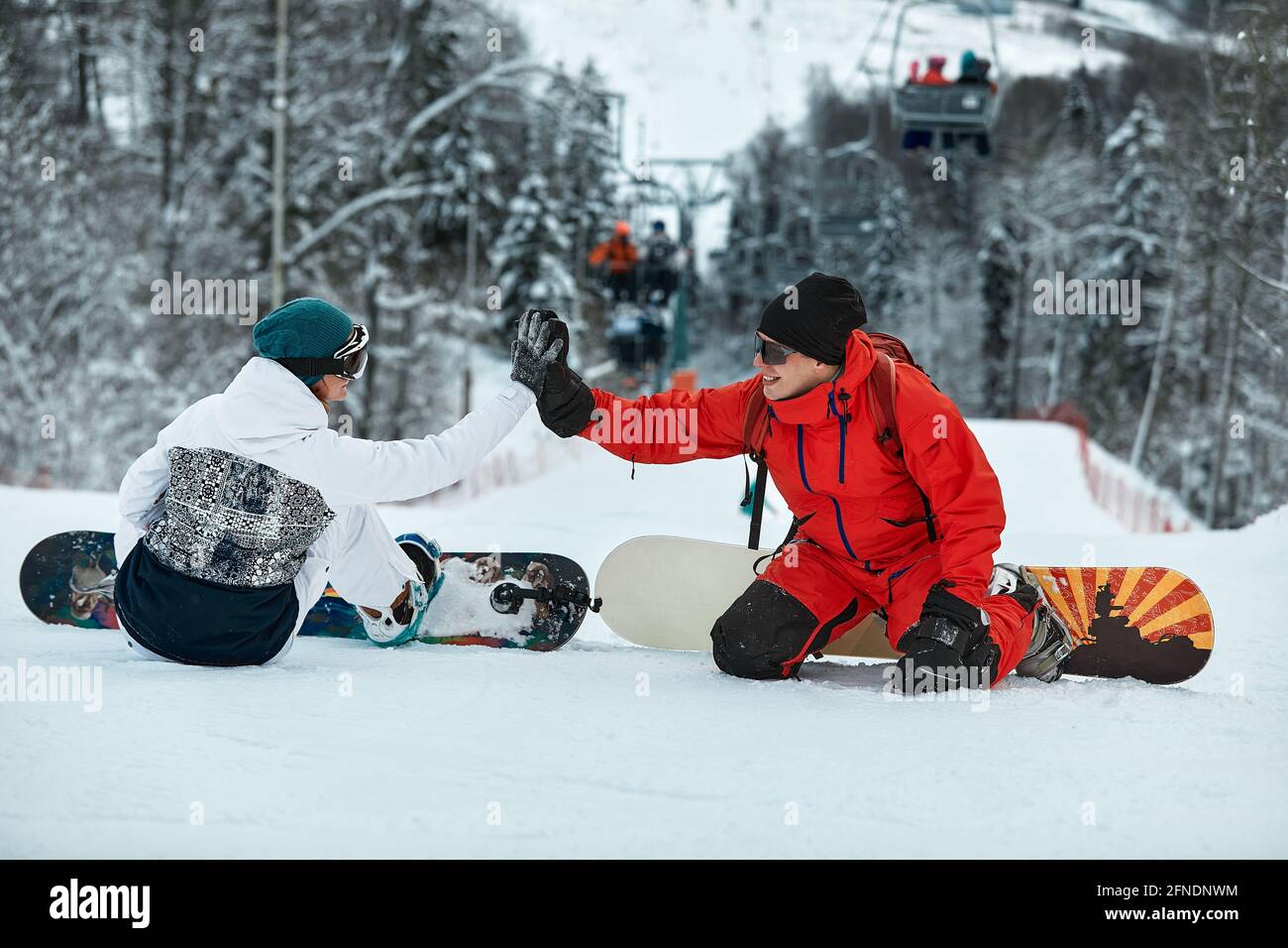 Ski lift couple snowboarding immagini e fotografie stock ad alta  risoluzione - Alamy