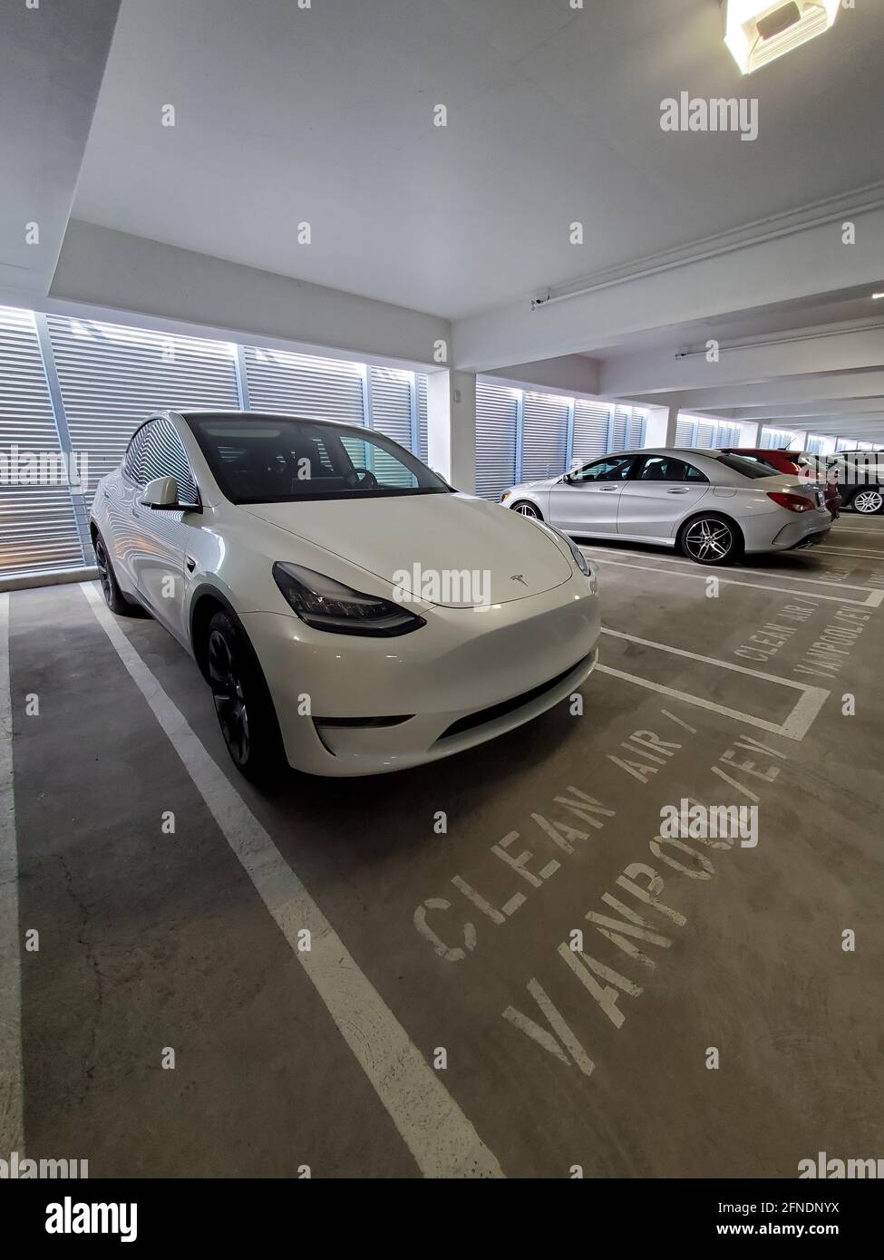 Ampio shot di un veicolo Tesla bianco parcheggiato in un parcheggio presso il centro commerciale Bishop Ranch di San Ramon, California, 27 febbraio 2021. () Foto Stock