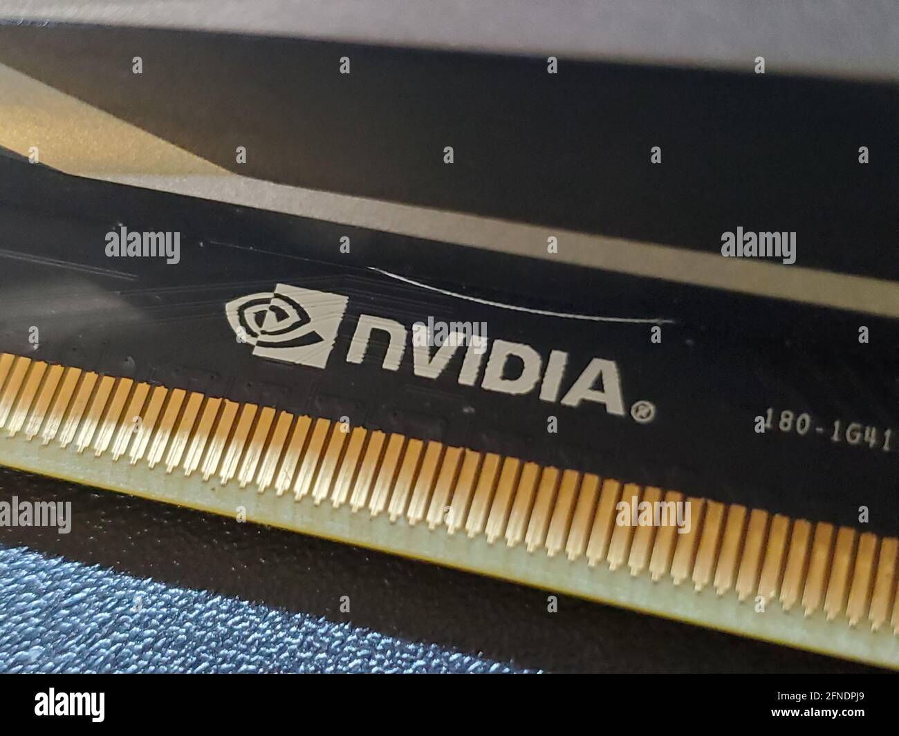 Primo piano di un logo Nvidia su un componente per computer, fotografato a Lafayette, California, 22 marzo 2021. () Foto Stock