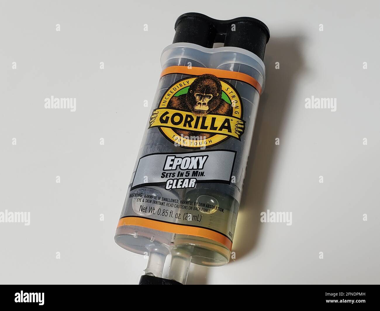 Primo piano di una bottiglia di colla epossidica Gorilla Glue con il logo dell'azienda in evidenza a Lafayette, California, 19 marzo 2021. () Foto Stock