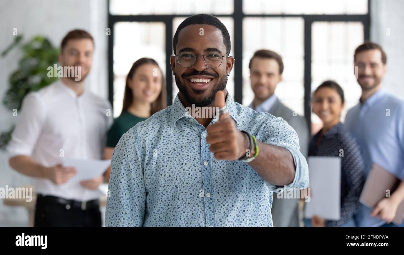 Ritratto di felice afroamericano maschio business leader Foto Stock