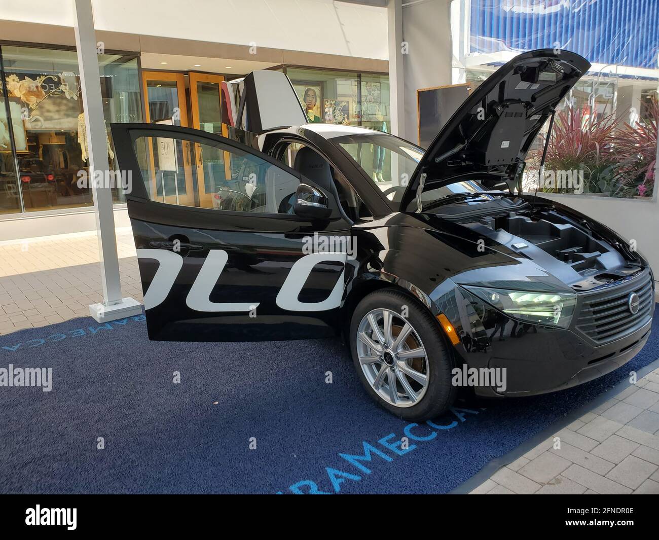 Vista laterale dell'auto elettrica solo EV di fronte allo showroom ElectraMeccanica a Walnut Creek, California, 24 marzo 2021. () Foto Stock