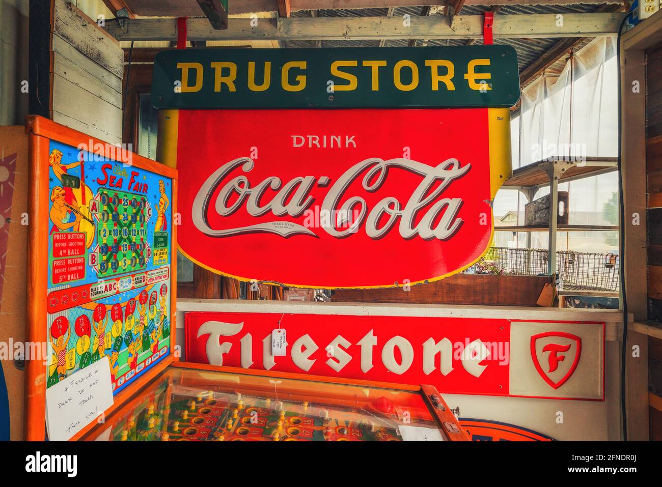 Orcutt, Contea di Santa Barbara, California, 15 maggio 2021. Vintage Coca-Cola segno da un vecchio Drug Store in un piccolo negozio di antiquariato a Orcutt, Santa Barbara Foto Stock