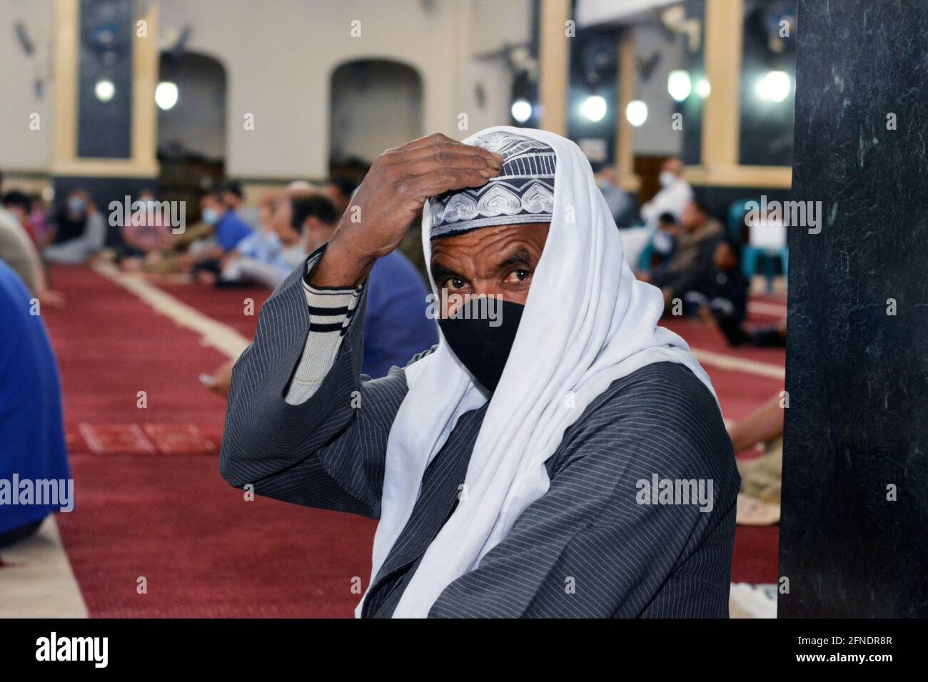 Cairo, Egitto, maggio 13 2021. I musulmani egiziani eseguono le prime preghiere di Eid alle moschee nell'era pandemica, soltanto le moschee di grandi dimensioni sono state autorizzate a ricevere la con Foto Stock