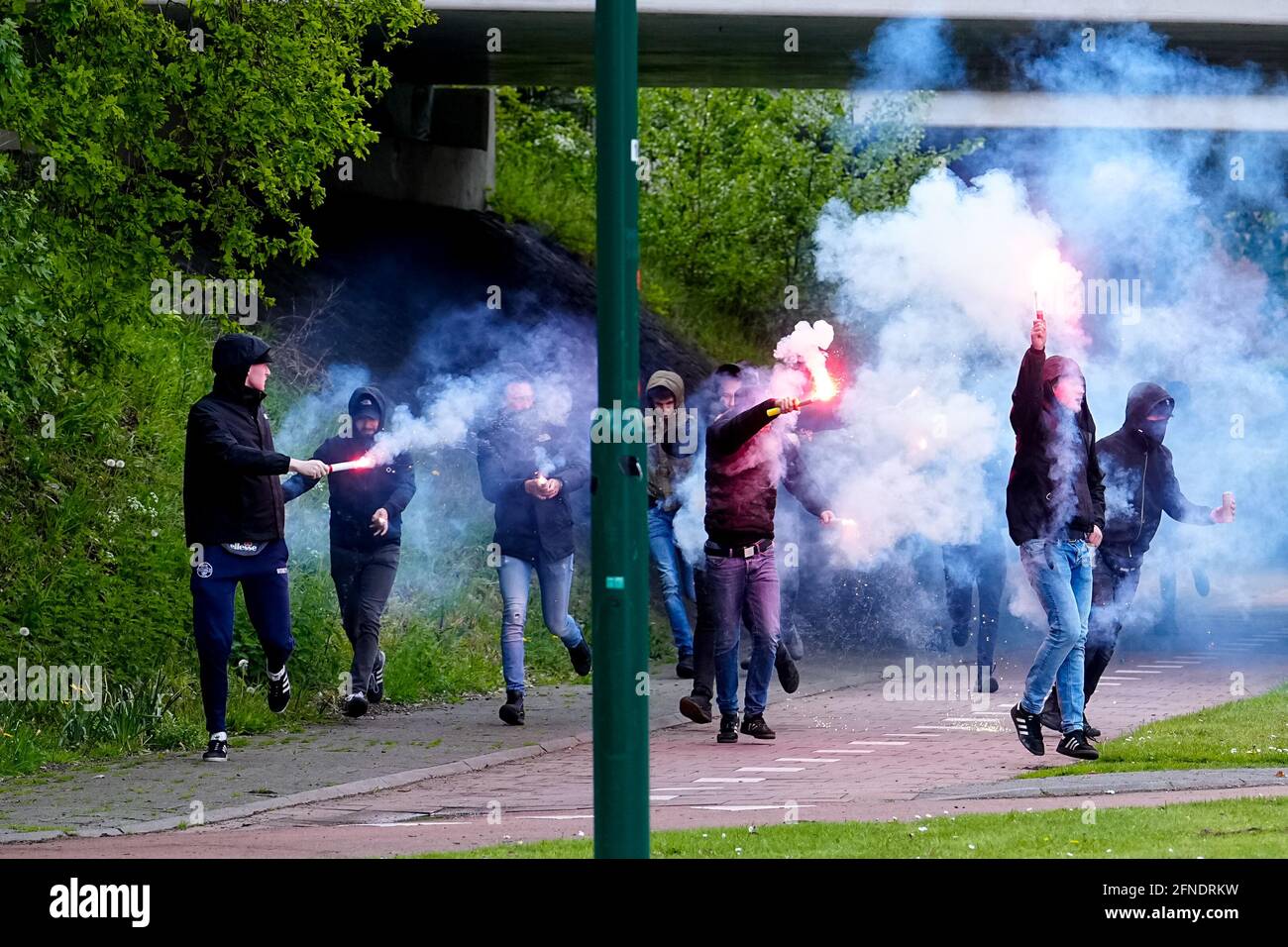 TILBURG, PAESI BASSI - MAGGIO 16: I fan di Willem II accenderanno le torce durante la partita Eredivisie tra Willem II e Fortuna Sittard al Koning Willem II Stadion il 16 maggio 2021 a Tilburg, Paesi Bassi (Foto di Geert van Erven/Orange Pictures) Foto Stock