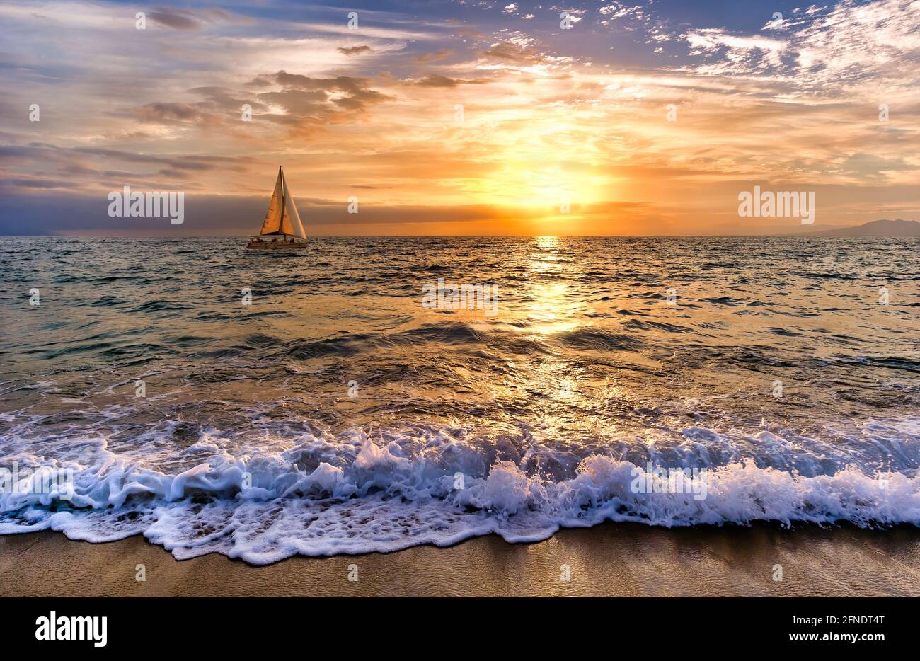 Una barca a vela è navigare verso il mare come un dolce Le onde rotola  verso Shore Foto stock - Alamy