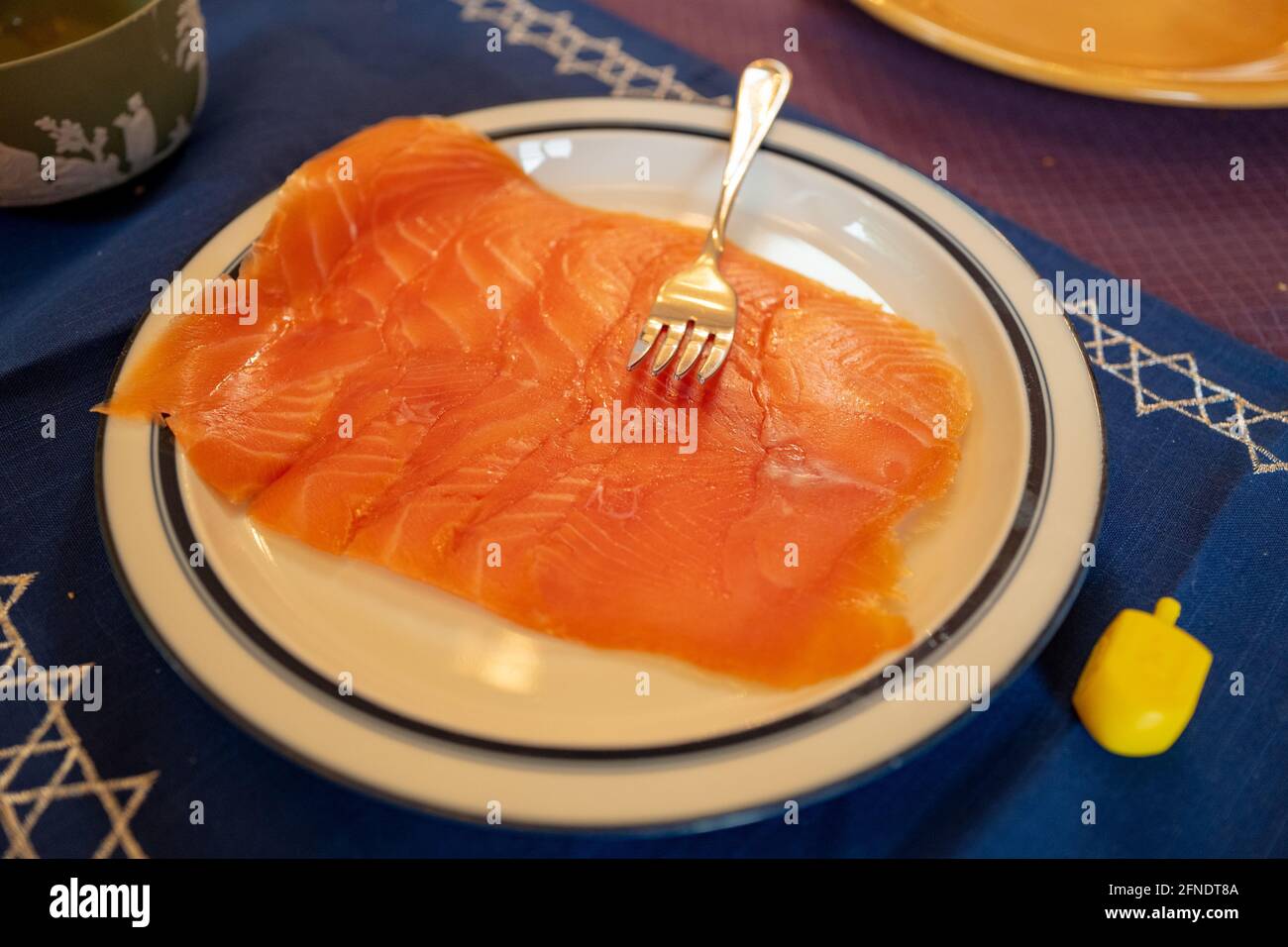Primo piano di lombo di salmone su un piatto con una forchetta sopra di esso, a Lafayette, California, 13 dicembre 2020. () Foto Stock