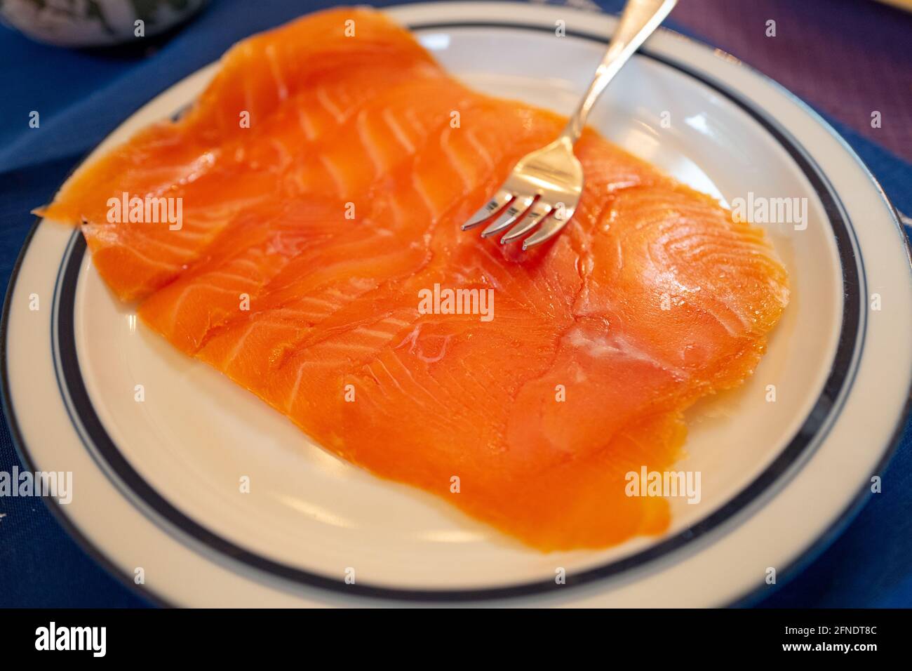 Primo piano di lombo di salmone su un piatto con una forchetta sopra di esso, a Lafayette, California, 13 dicembre 2020. () Foto Stock