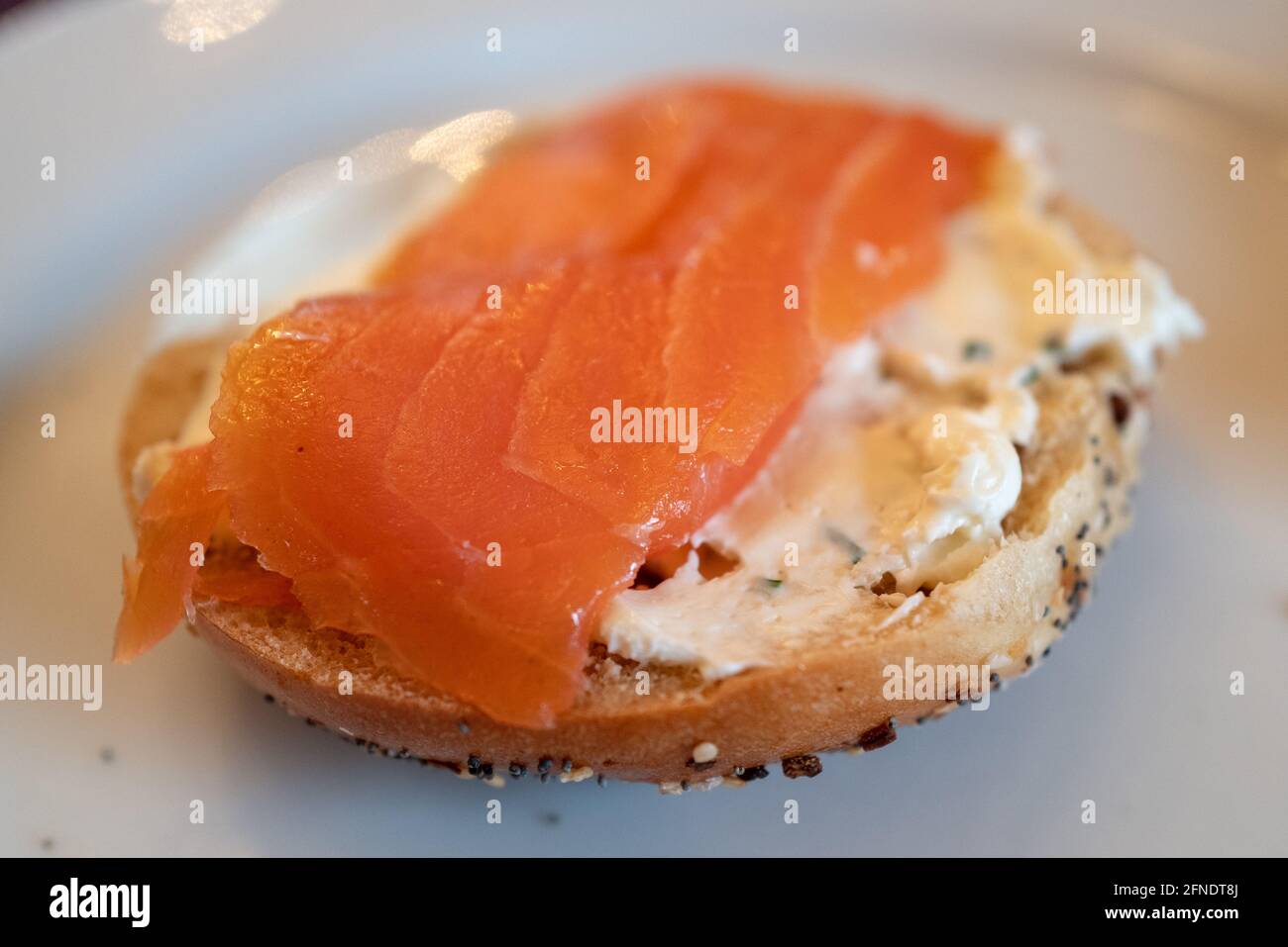 Primo piano di un lombo di salmone e di un bagel di formaggio cremoso su un piatto a Lafayette, California, 13 dicembre 2020. () Foto Stock