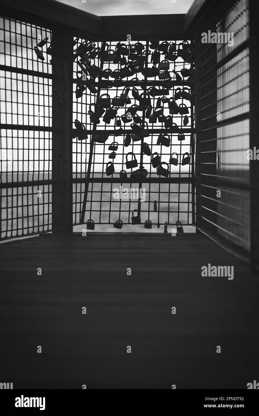 210501 Malmo Svezia - Foto in bianco e nero sul molo delle chiuse d'amore. Foto di alta qualità Foto Stock