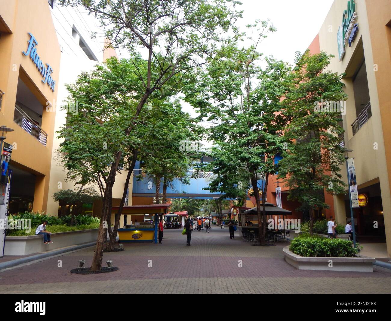 Gli amanti dello shopping si siedono e camminano intorno al Mall of Asia, Metro Manila, Filippine Foto Stock