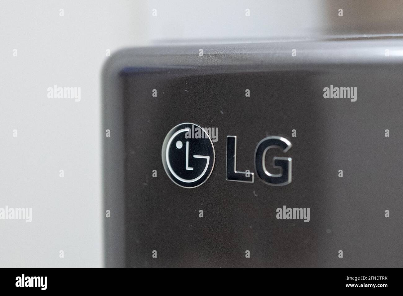 Primo piano del logo della società di elettronica LG Electronics Inc su un apparecchio elettrico a Lafayette, California, 15 gennaio 2021. () Foto Stock