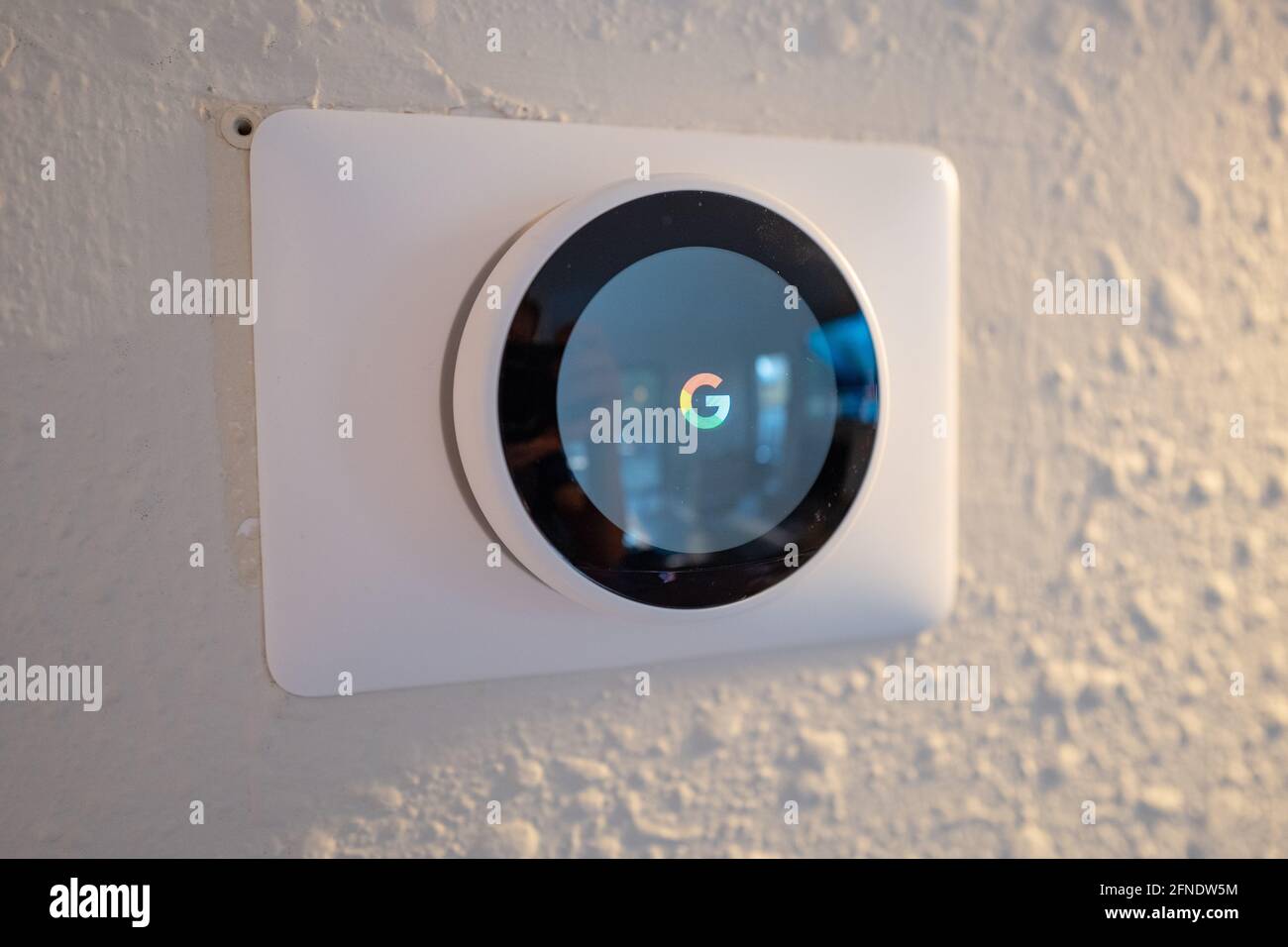 Nest Learning termostato che mostra il logo Google in Smart Home a Lafayette, California, 17 gennaio 2021. () Foto Stock