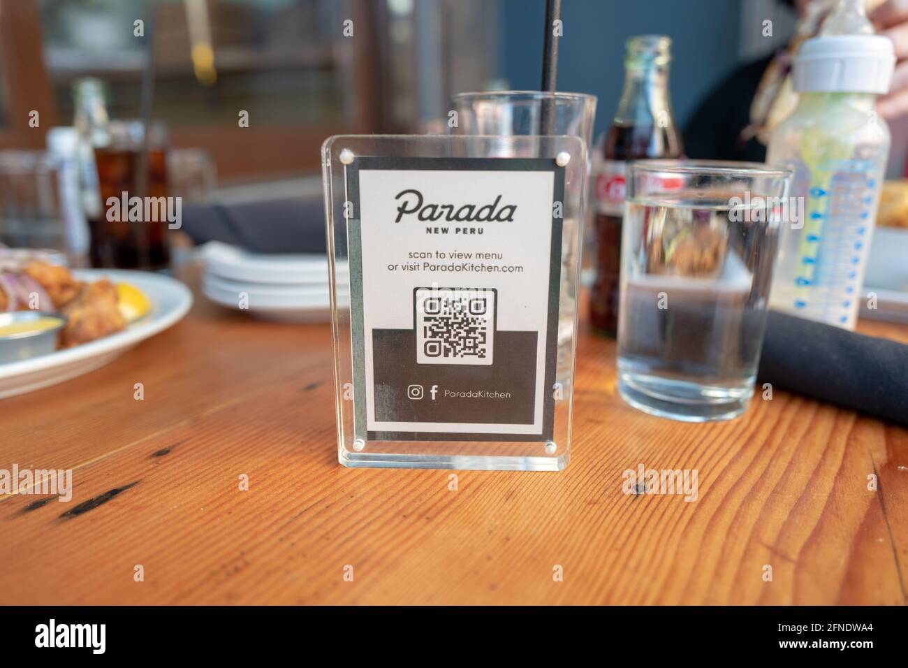 Primo piano di un segnaposto da tavolo con un cartello con la scritta "Parada, New Peru" con un codice QR visibile al Parada Kitchen Peruvian Restaurant a Walnut Creek, California, febbraio 2021. () Foto Stock