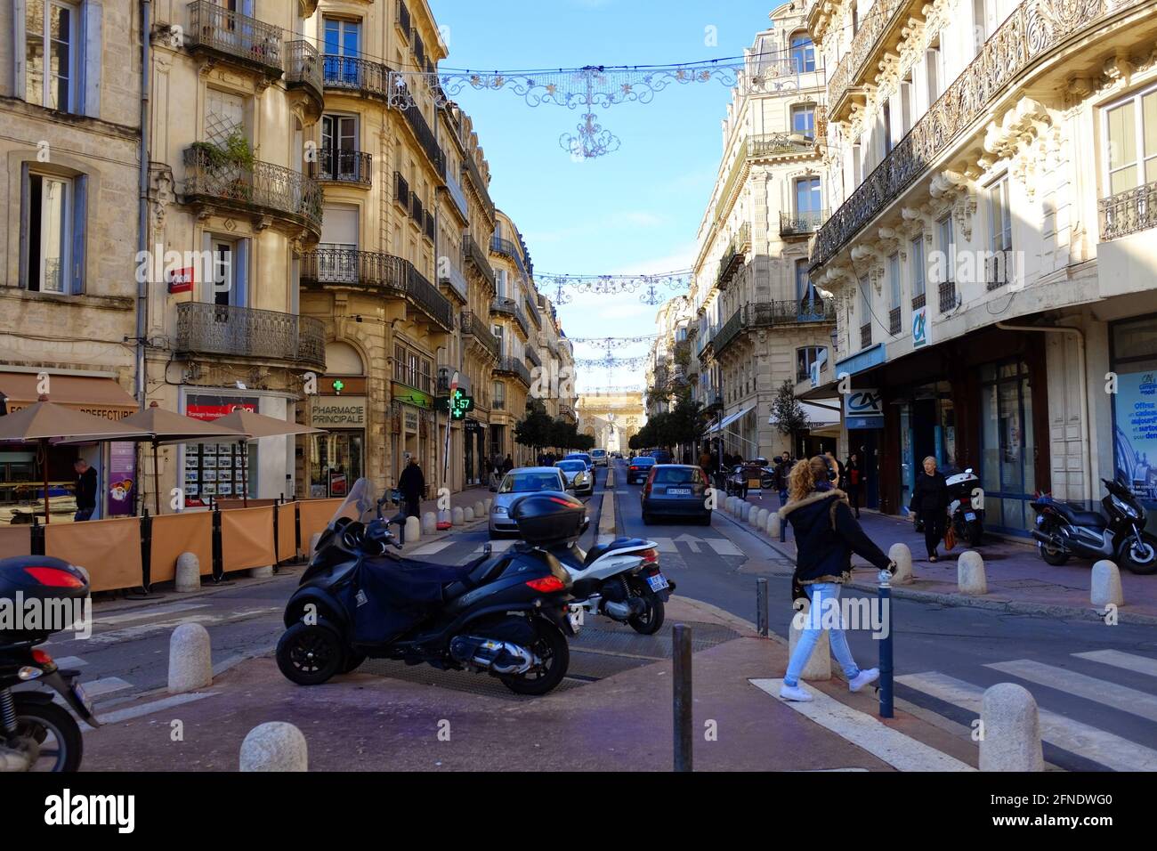 Rue Foch, verso l'arco trionfale nel centro di Montpellier, Occitanie, sud della Francia Foto Stock