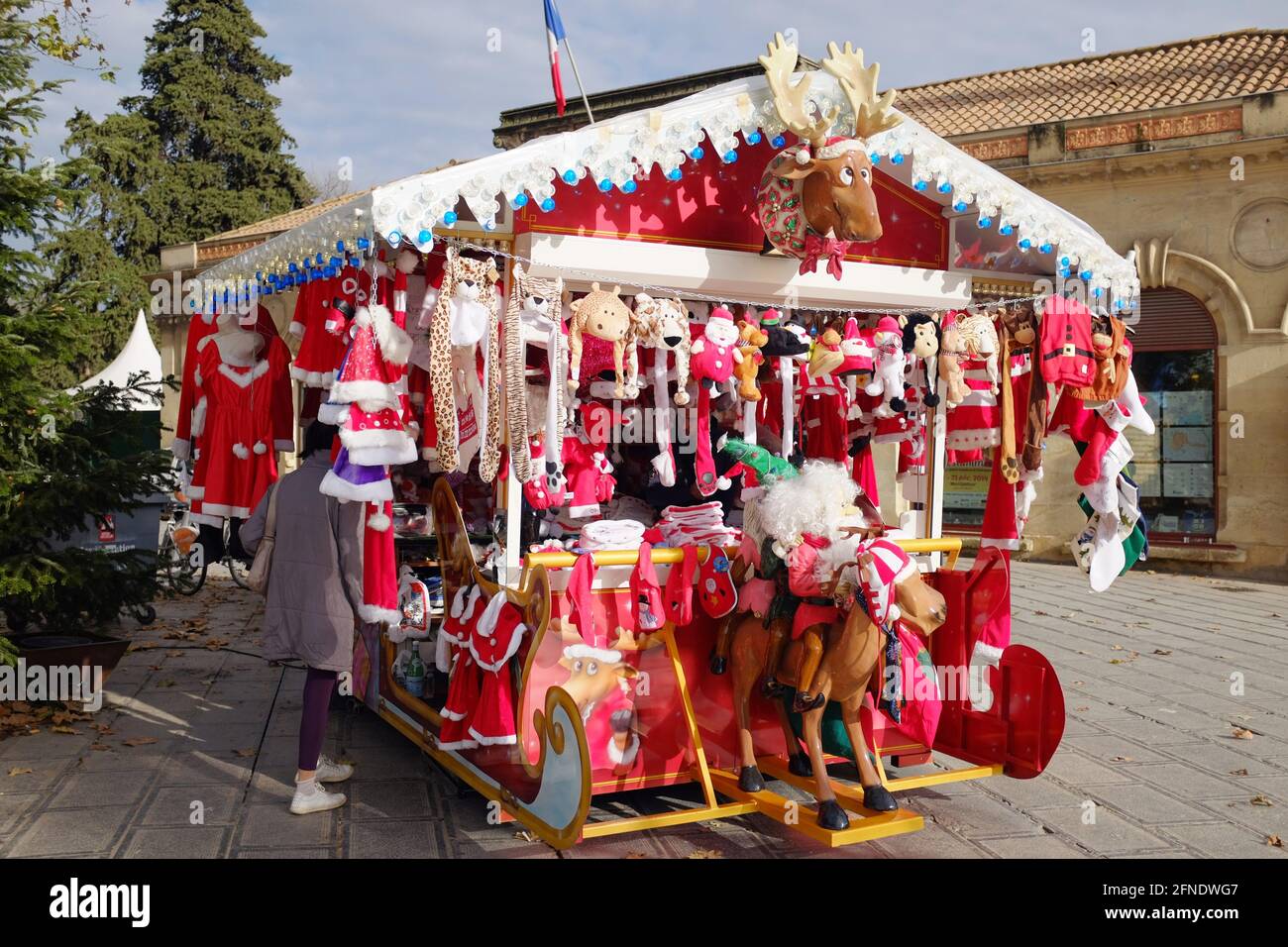 Mercatino di Natale giocattoli farciti e vendita di decorazioni nel centro di Montpellier, Occitanie, Francia meridionale Foto Stock