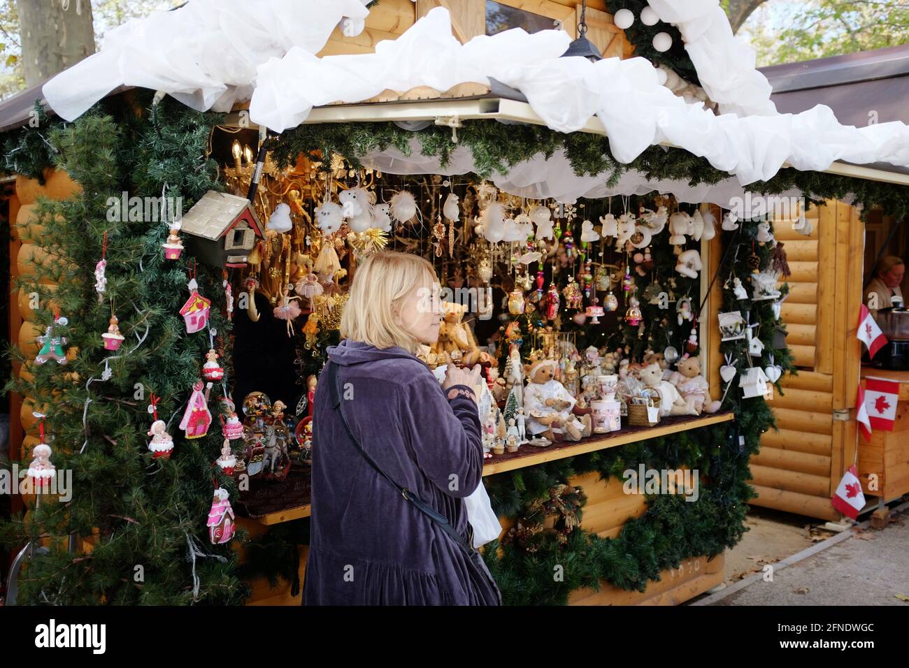 Mercatino di Natale decorazione bancarella venditore nel centro di Montpellier, Occitanie, Francia del sud Foto Stock