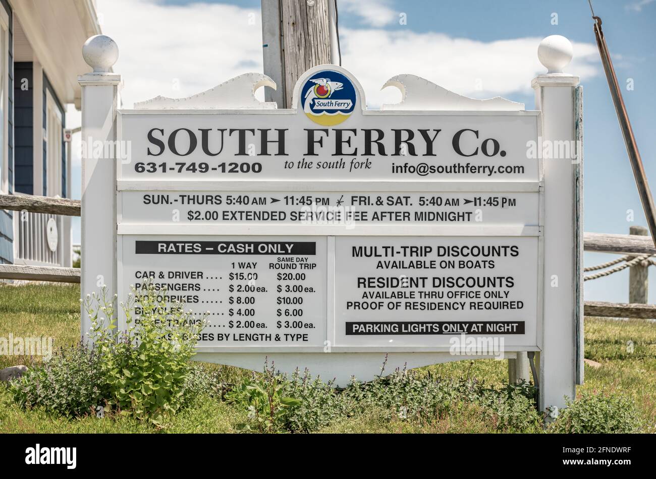South Ferry Company tariffe e informazioni di fronte al South Ferry Office, Shelter Island, NY Foto Stock